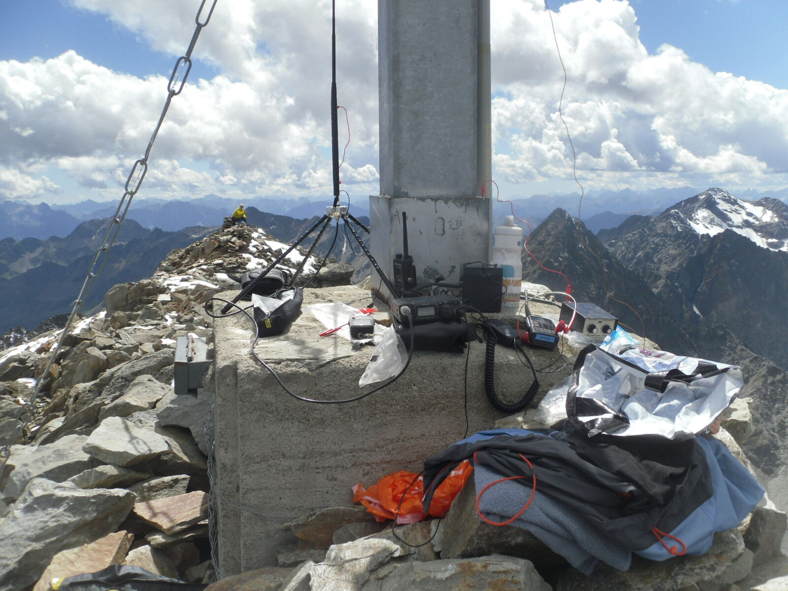 Summits-on-the-air activation: a portable guyed vertical antenna and radio gear on an alpine summit